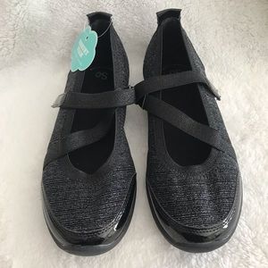 NWT comfortable Girls dress shoes